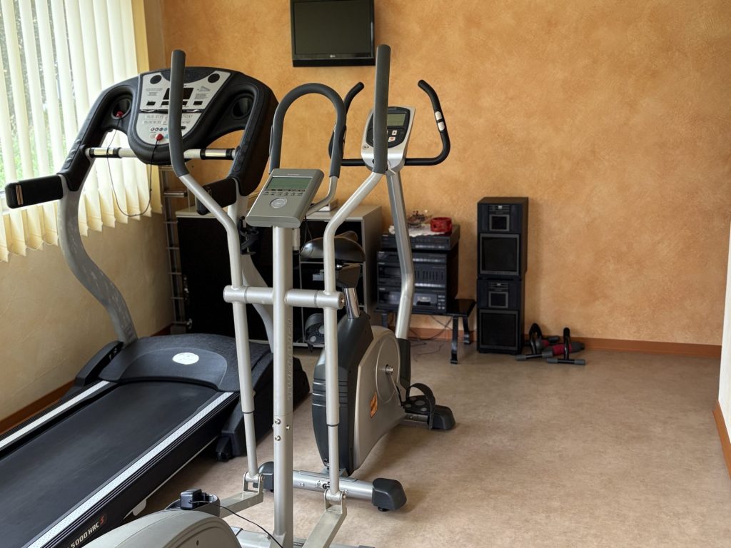 Fitnessraum mit Geräten