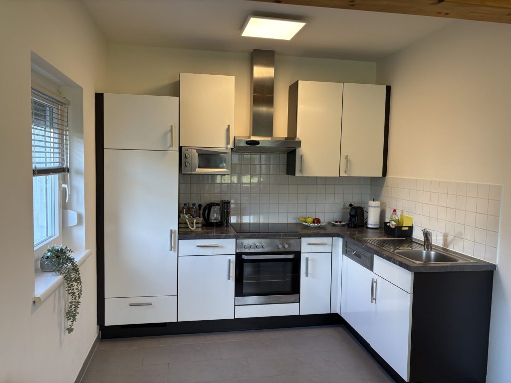 Moderne, helle Küche mit Geräten