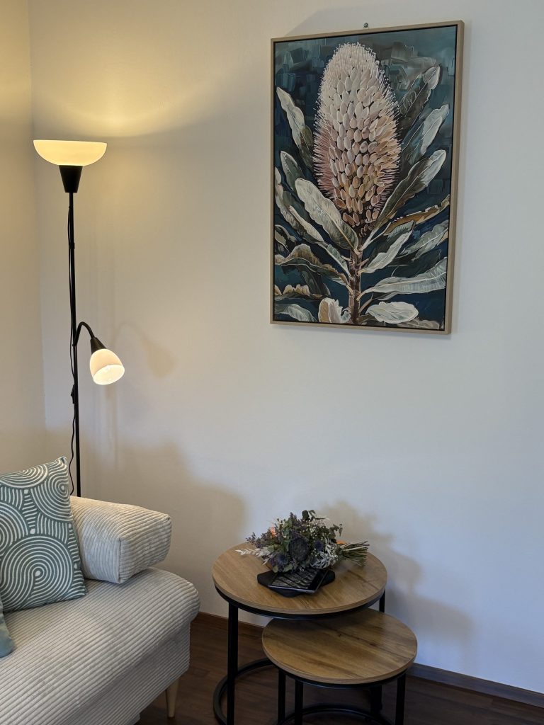 Wohnzimmer mit Kunst und Pflanzen