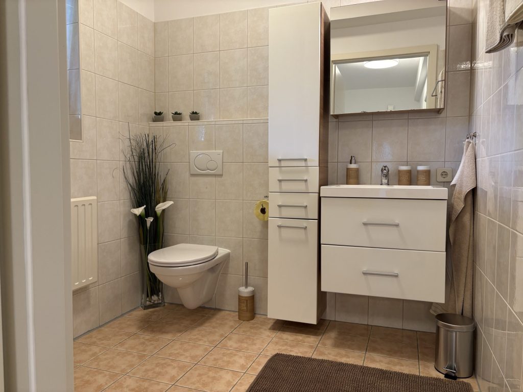 Modernes Badezimmer mit Pflanzen
