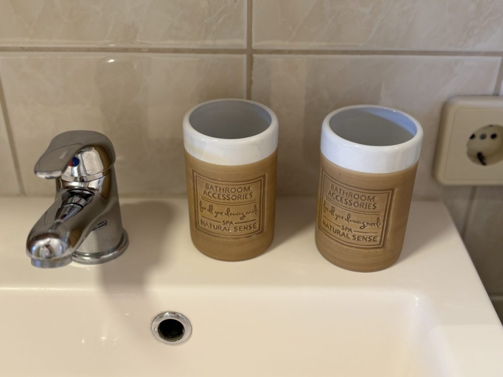 Waschbecken mit Badezimmeraccessoires