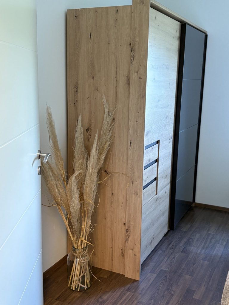 Holztüren und Trockenblumenarrangement