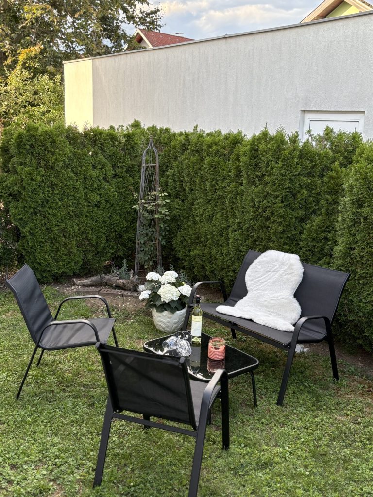 Gartenmöbel mit Pflanzen dekoriert