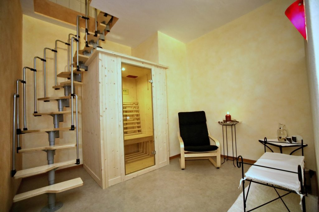 Saunaraum mit Treppe und Stuhl